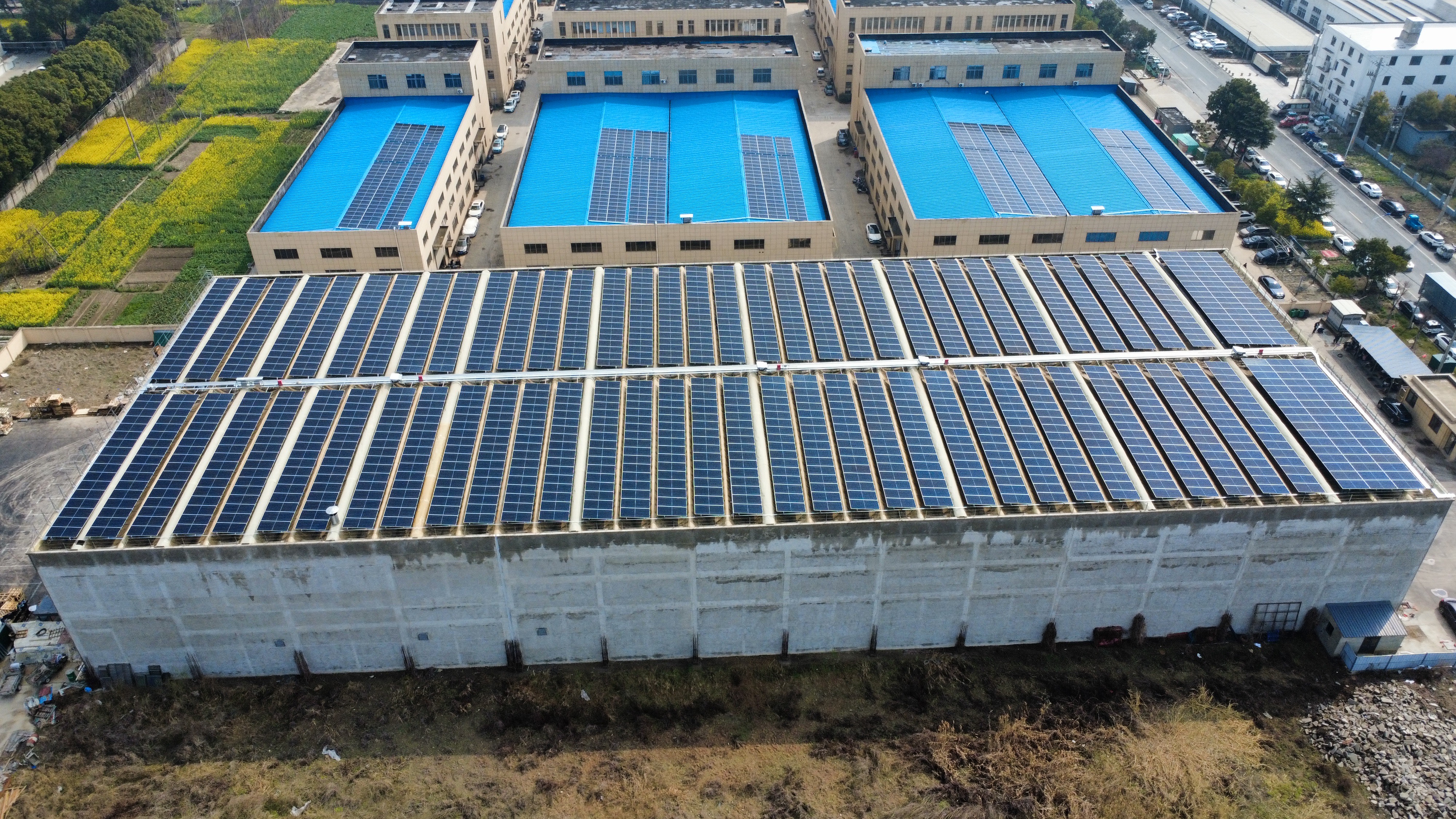 攻克异形屋面施工难题 美的新能源南通凡洋光伏项目顺利并网